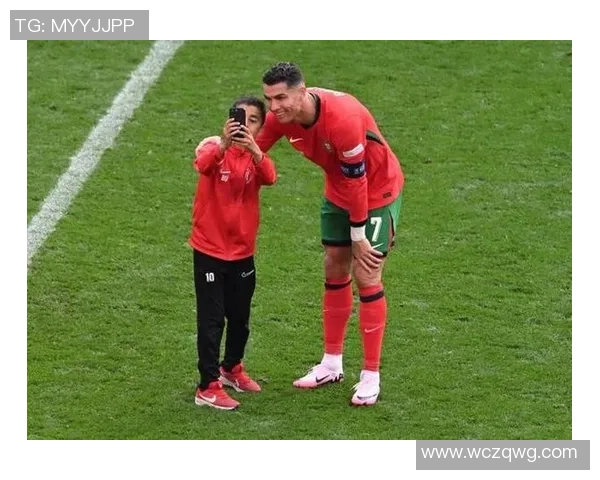 球迷疯狂举动冲进场内抢C罗球衣引发热议